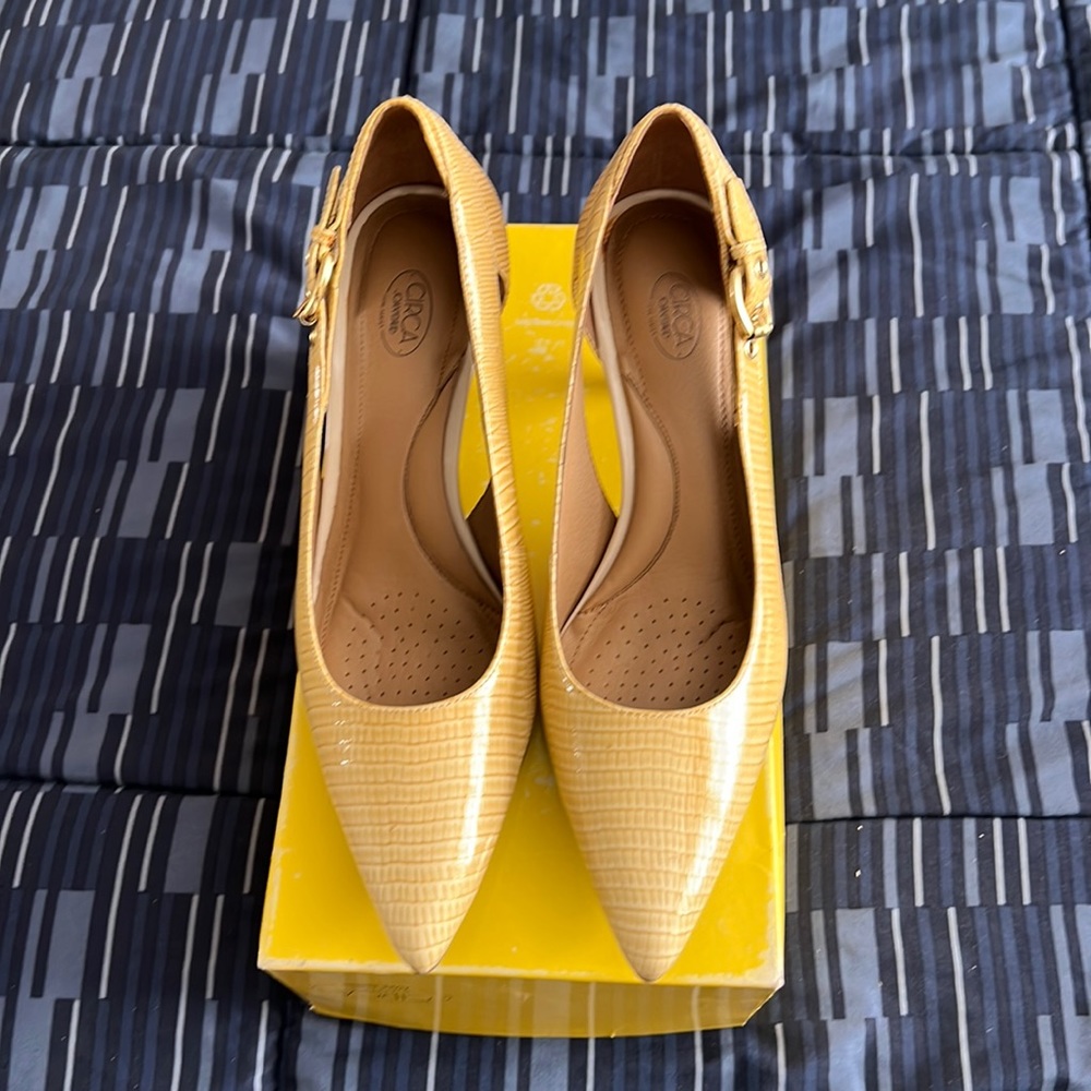Ladies Circa Joan David pointed toe pumps.  Size 9M, callalily ivory color NWT